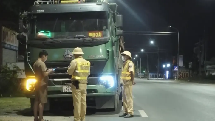 Xuyên đêm xử lý gần 100 trường hợp xe tải vi phạm